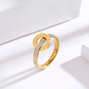 NWT Elegant Gold Stainless Steel Roman Numeral Ring with Zirconias Size 8